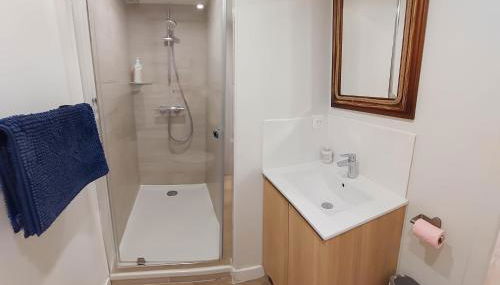 La Coquille Séjour en Duo Confort Maisonnette de bourg à Ouistreham - Situation idéale commerces & plage - Wifi et linge inclus - Photo 3, towels, Shower