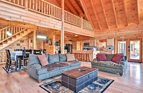 Gorgeous Log Cabin Rental near the Blue Ridge Mountains in Dobson, North Carolina - Foto 4