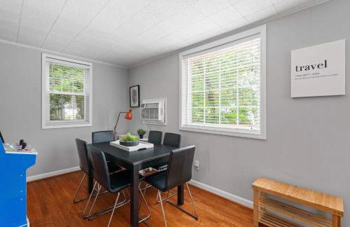 Charming Townhouse Retreat by CozySuites - Foto 27