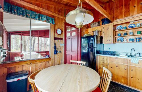 Peaceful 2BR Lakefront Cabin w/ New Dock - Foto 11