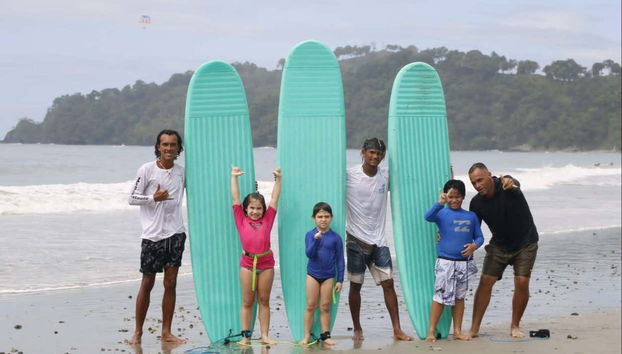 Prontos para a aula de surfe