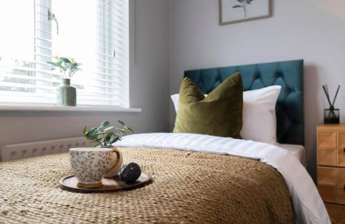 Pass the Keys 4-Bed Home with Garden Parking Near Durham - Foto 19