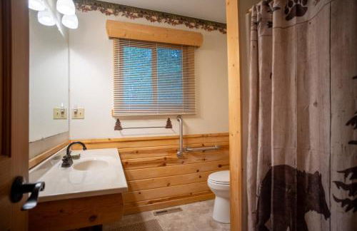 Spacious 6Bedroom Cabin Style Home - Sleeps 18 - Near Birch Lake - Timber Bay - Parking - CB13 - Foto 16