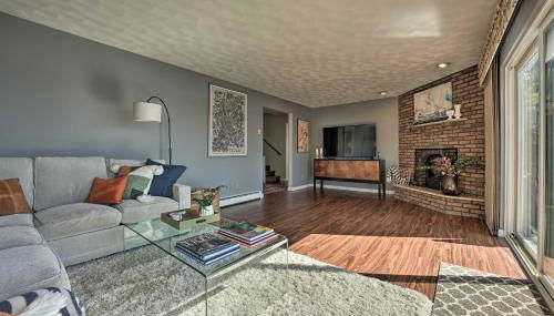 Spacious Delton Home with Fire Pit and Lake Views - Foto 5