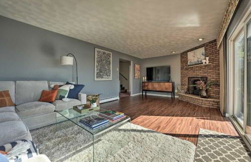 Spacious Delton Home with Fire Pit and Lake Views - Foto 5