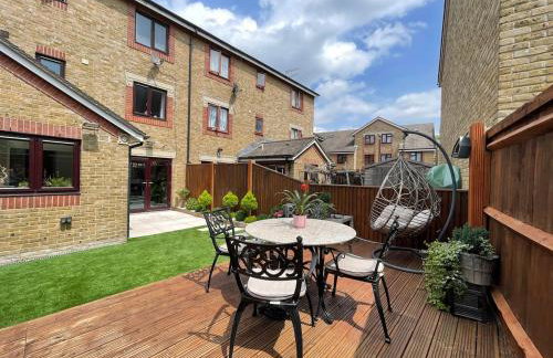 Spacious and Elegant Home with a Beautiful Garden - Foto 22