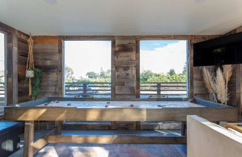 Relaxing 3BR Home with Vineyard View Rooftop Deck and Game Room - Foto 4