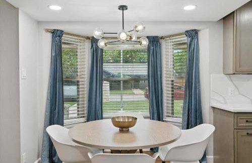 5BR w Pool, Golf Simulator, Game Room & EV Charger - Foto 15