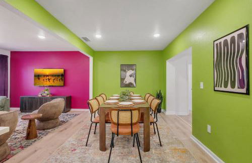 Spacious 4BD - Central Stay with Backyard & Games - Foto 12