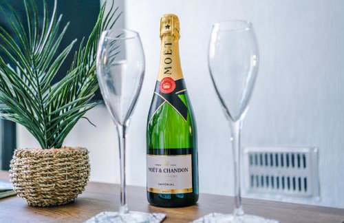 NEW! Spacious 3-Bed Home in Newcastle-under-Lyme by 53 Degrees Property, Ideal for Business, FREE Parking! - Foto 6