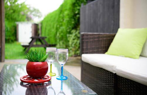 Located in the peaceful NG8 Wollaton , Perfect for Business Trips & Family Holidays or working proffesionals-long term deals, M1 Nearby , Free Parking , Private Garden , 500Mb Wi-Fi , Netflix - Foto 40