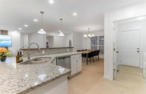 Sleeps 12 | 2 Kings w/ Ping-Pong, Gym, Arcade, BBQ - Foto 9