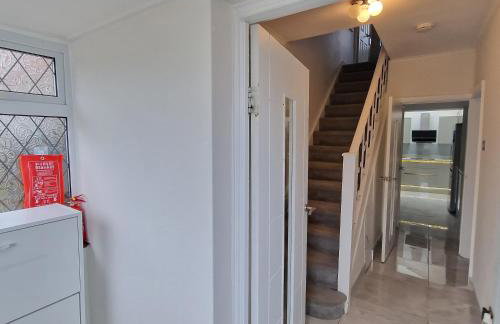 Delightful & Spacious Guest House in Farnworth Near Bolton Hospital - Foto 2