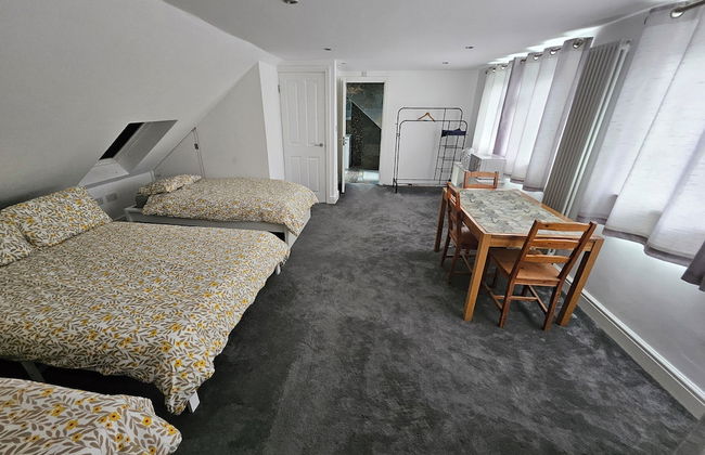 SnoozeDen Westmead – Windsor Castle & Legoland - Foto 21