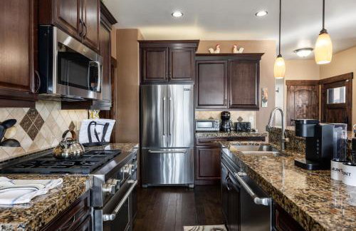 Private Hot Tub, Minutes to Ski, Cozy Getaway, Beautiful Condo- Large 3BR, Private Garage! - Photo 10