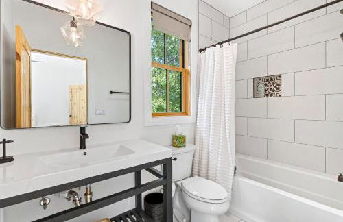 Dockside of the Moon - Photo 29