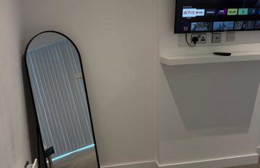 Luxury 2 Bed Penthouse with Stunning Views in Manchester City Centre - Photo 3