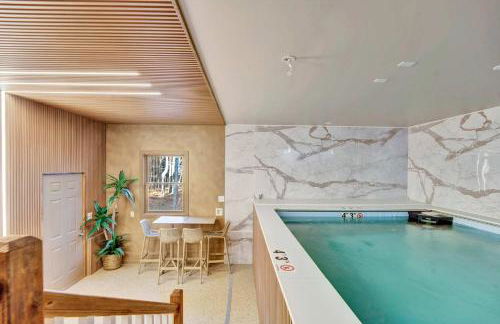 Lux Retreat with Indoor Swim Spa Game Lounge Theater Hot Tub Sauna - Foto 9