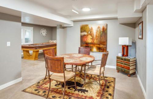 Deck with Hot Tub Ashton Cozy Cub Cabin - Foto 21