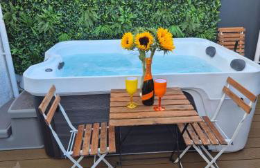 JUNGLE HOT TUB, games room, near eateries, micro brewery, pubs, beauty salons and boutique shops, Argyle, free Netflix, in the heart of Plymouth - Dogs welcome - Hosted by Absolute Accommodation Plymouth - Foto 31