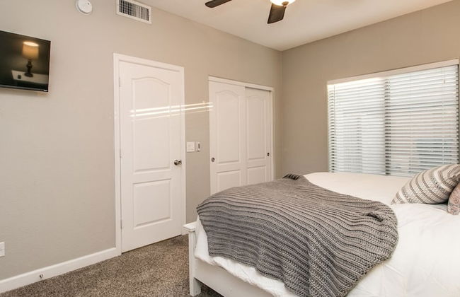 Massive 5 Bdrm Getaway W/pool, Hot Tub, Game Room! - Photo 9