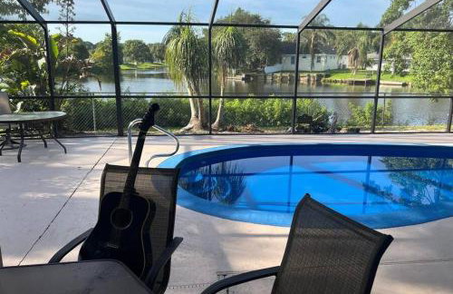 Private Tropical Waterfront Sanctuary w pool, hot tub & an island! Pet Friendly - Foto 51