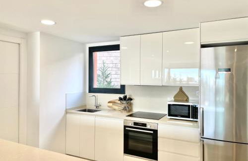 Luxury 3 Bedroom Apartment 300m from the Beach - Photo 9