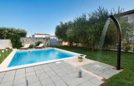Villa Mediterranea with pool and grill in Umag - Photo 9