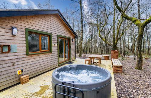 Padley; woodland lodge with hot tub for 2-4 in the Staffordshire Moorlands - Foto 11