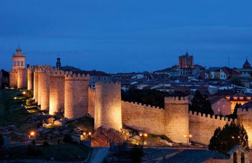 GREDOS RURALRUT cerca del CASTAÑAR de El Tiemblo, Reserva Natural VALLE DE IRUELAS, alojamiento acogedor con cabina hidromasaje, chimenea eléctrica, calefacción, wifi, cocina - Photo 57