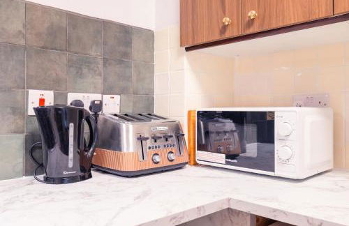 Near Heathrow T5 Slough Windsor sleeps 3-4 - Photo 4