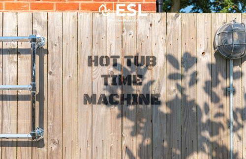 Charming Cottage 3-Bedrooms Sleeps 8 & Hot Tub - Photo 2