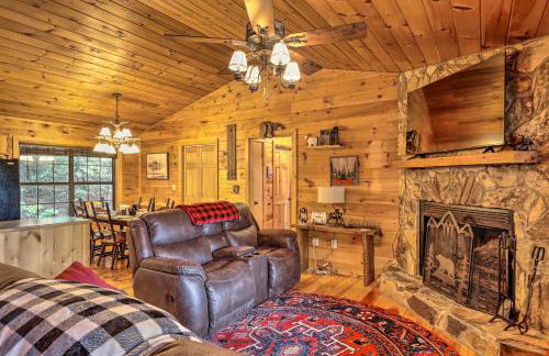 Cozy Cherry Log Cabin about 10 Mi to Mercier Orchards - Foto 5