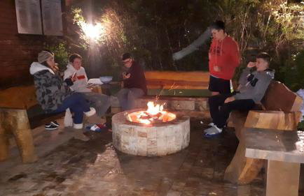 Chale de Madeira - Lareira e Fogueira---lindo gramado com mesa para café da manhã, churrasqueira e fogueira - Foto 57