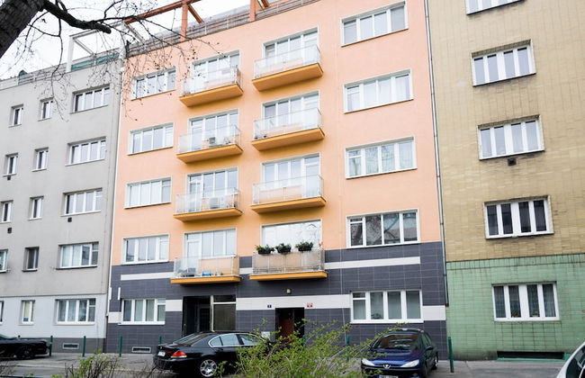 School Apartment by metro stop Vyšehrad - Foto 30