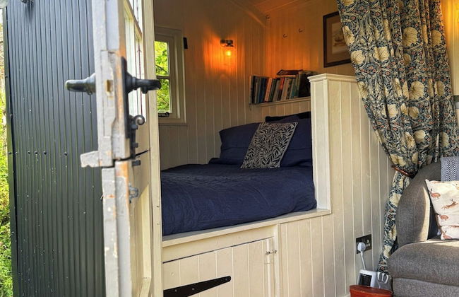 1 Bed Glamping Hut - Firepit, Fireplace, Views - Foto 5