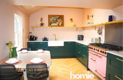 Spacious home in Leeds ideal for gatherings with free parking - Foto 4