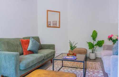 4-Bed Family House in Leeds with park view - Foto 18