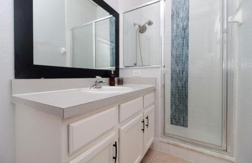 Serene 4-Bedroom Lakeview Retreat with South-Facing Pool & Sun-Drenched Outdoor Living - Foto 71