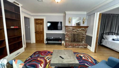 Family-Friendly Two-Bedroom Apartment Near Attractions with Parking - Foto 4