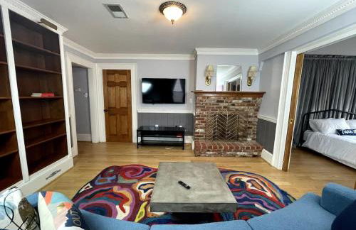 Family-Friendly Two-Bedroom Apartment Near Attractions with Parking - Foto 4