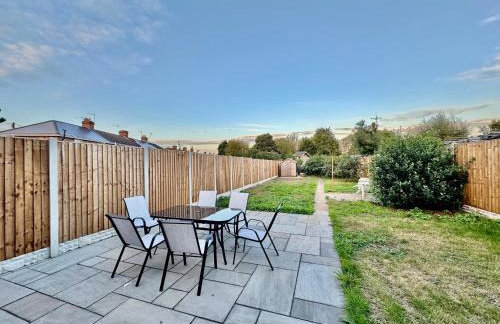 Modern 3 Bedroom Home - Free Driveway Parking - 6 Guests - Upstairs Bathroom and Downstairs WC - Foto 2