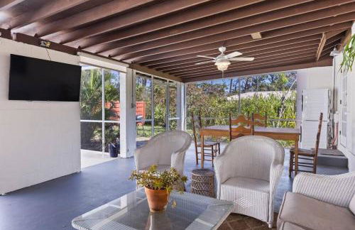 1mi to Beach Jungle Bungalow 1 acre with Pool - Foto 13