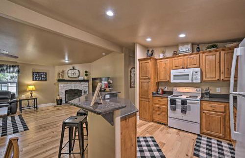 Near Hiking Munds Park Cabin with Deck and Yard - Foto 11