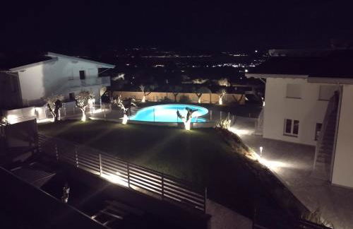 Bilocale in residence vista lago con piscina - Foto 4