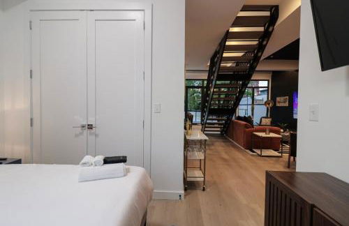 Unit 8 Spacious 2BR Penthouse Sleeps 8 - Photo 4