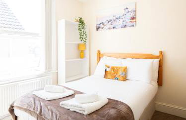 4 bed rooms 5 double beds holidays house near train station - Foto 8