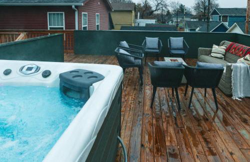 Downtown Indy, Rooftop Deck with Hot Tub, Gym, Bikes, Tesla Charger - Photo 43