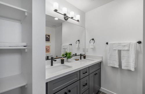 Stylish Phoenix Suite by Zenia Stays - Central & Cozy Escape - Foto 31