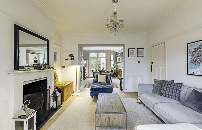 Gorgeous 4-bed Home With a Fireplace and Terrace - Foto 13